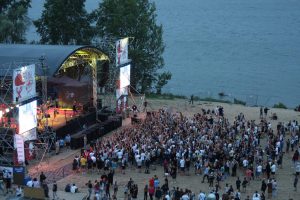 Hip-hopowe rytmy zgromadziły tłumy na płockiej plaży. Pierwszy dzień festiwalu [FOTO]