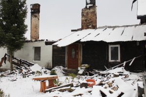 Pomagają rodzinie, której spłonął dom. Starosta, wójt, gazeta i mnóstwo innych osób