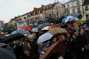 “Oszukany i znieważony suweren mówi dość!” Międzynarodowy Strajk Kobiet w Płocku [FOTO]