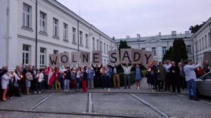 Nasila się fala protestów. Ludzie w całej Polsce spotykają się przed sądami!