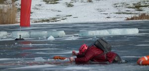 Jak ratować osoby, pod którymi załamał się lód? Nauczą cię płoccy woprowcy