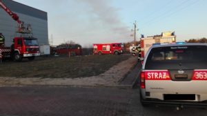 Pożar w gminie Stara Biała. Płonął dach na budynku jednej z firm