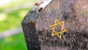 Wulgarny napis na pomniku poświęconym ofiarom Holocaustu