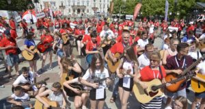 Zagrało 100 gitar, powstał też ‘żywy’ Czerwony Krzyż. 100-lecie PCK w Płocku [FOTO]