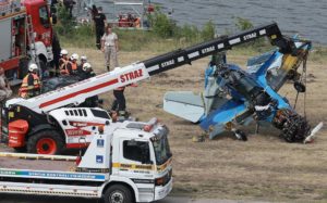 Tragedia podczas Pikniku Lotniczego w Płocku. Wydobycie wraku samolotu [FOTO]