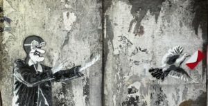 ‘Łap gołębia’, czyli wybory według Inko i Gnito. Nowy mural na płockiej ulicy