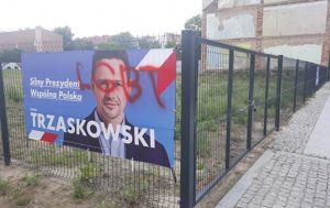 Wybory 2020. W Płocku zniszczono plakaty wyborcze Rafała Trzaskowskiego. Co grozi sprawcy? [FOTO]