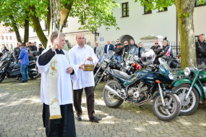 Motocykliści oraz kierowcy samochodów zjadą na Stary Rynek w Płocku. “AutoFara 2023. Z Bogiem do celu…”