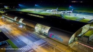 Lotnisko w Modlinie kwitnie. Pasażerowie mogą latać w… 55 kierunkach! Planowany jest też remont i budowa linii kolejowej