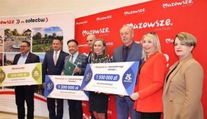 Miliony złotych na inwestycje drogowe w powiecie płockim. Umowy z beneficjantami podpisane [FOTO]