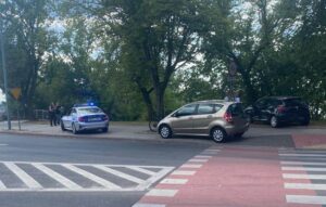 Potrącenie rowerzysty na ul. Mostowej w Płocku. 19-latek trafił do szpitala