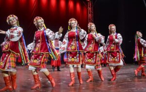 Koncert galowy Vistula Folk Festival. Zaskakujący gest tancerza na scenie płockiego amfiteatru [FOTO]