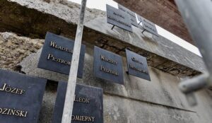 Pomnik 13 Straconych w Płocku przechodzi renowację. Prace potrwają osiem tygodni