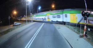 Niebezpieczna sytuacja na przejeździe kolejowym w Płocku. Ważny apel Komunikacji Miejskiej [FILM]