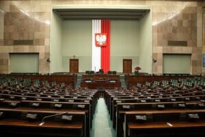 Wyniki wyborów do Sejmu 2023. PiS zdobyło najwięcej mandatów. Opozycja ma jednak dużą przewagę…