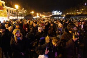Wigilii przed Ratuszem w Płocku. Piękne kolędy, opłatek i wspólna wigilijna kolacja… [FOTO]