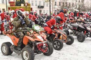 Na motocyklach, quadach, samochodami… Płoccy Moto Mikołaje rozwieźli prezenty do dzieci [FOTO]