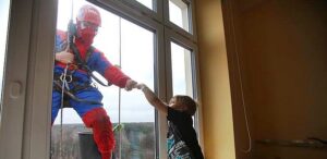Superbohaterowie rodem z filmowych hitów umyją okna w płockim szpitalu. Placówka zaprasza do oglądania, i nie tylko