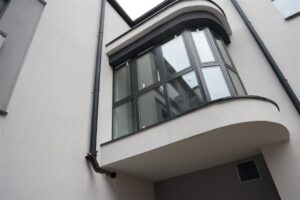 Ciekawe rozwiązanie z nietypowym balkonem. Kolejne ‘Mieszkania na start’ w samym sercu płockiej starówki [FOTO]