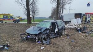 Groźny wypadek w gminie Drobin. Dwie kobiety z ciężkimi obrażeniami. Droga zablokowana!
