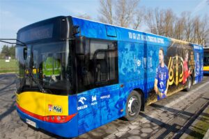 Autobus ‘odziany’ w klubowe barwy wyjechał na ulice Płocka. Reakcja pasażerów? Telefony… [FOTO]