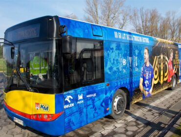 Autobus ‘odziany’ w klubowe barwy wyjechał na ulice Płocka. Reakcja pasażerów? Telefony… [FOTO]