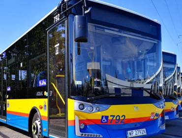 Autobusami KM Płock odwiedzający groby pojadą za darmo. Są też zmiany w organizacji ruchu w rejonie cmentarzy