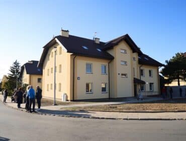 Kolejni szczęśliwcy odebrali klucze do swoich mieszkań w Płocku. Tym razem zasiedlony będzie blok przy ul. Miodowej 31 [FOTO]