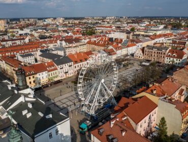 Stoiska, karuzele, a nawet 28-metrowe koło widokowe… Trwają przygotowania do Bożonarodzeniowego Jarmarku na starówce