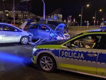 Zderzenie samochodów na jednym z płockich skrzyżowań. Ucierpiało dziecko. 7-latka trafiła do szpitala