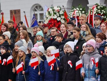 Narodowe Święto Niepodległości w Płocku. Wzruszające wykonanie „Mazurka Dąbrowskiego”, morze kwiatów i rosół z gęsiny… [FOTO]