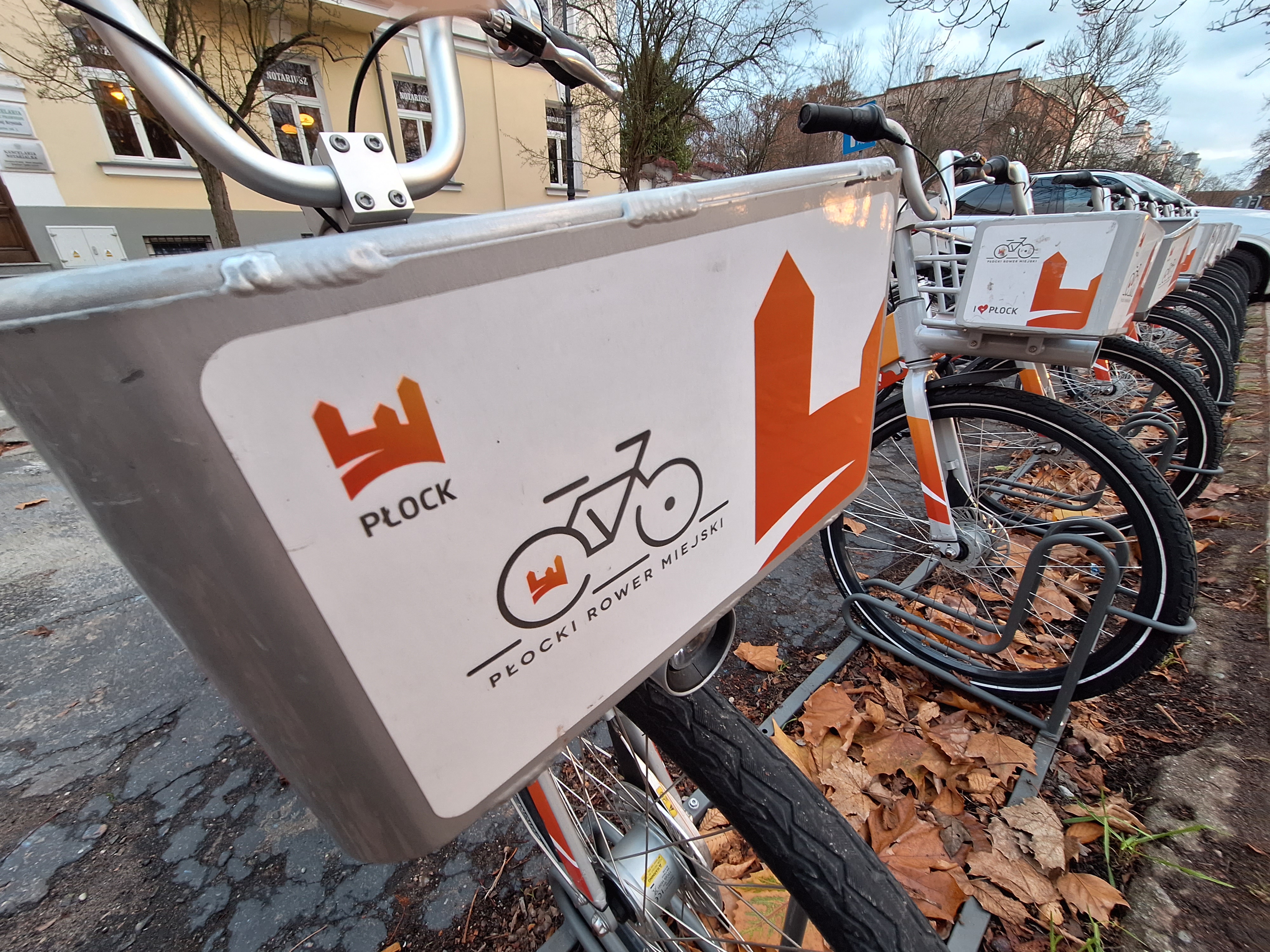 Wracają jednoślady Płockiego Roweru Miejskiego. W poprzednim sezonie wypożyczaliśmy głównie przez aplikację, znacznie rzadziej przez SMS