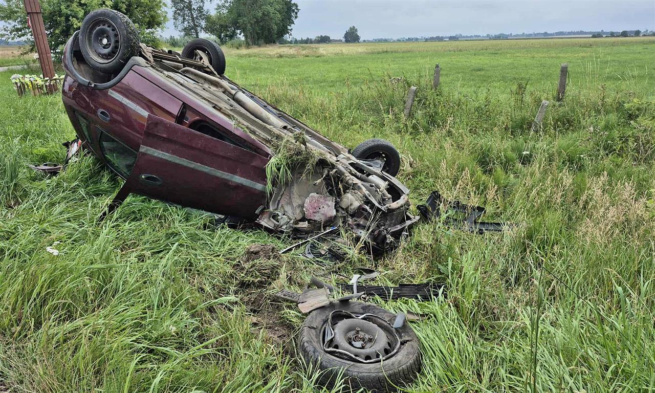 Groźny wypadek w Rudowie (gm. Bielsk). Samochód dachował. Kierująca oraz małe dziecko trafili do szpitala