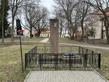 Ten pomnik powstał ponad pół wieku temu z nauczycielskich składek. Są pieniądze na jego renowację