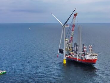 Pierwsza turbina wiatrowa stanęła na Bałtyku. Orlen wykonał gigantyczną robotę. A to dopiero początek… [FILM]