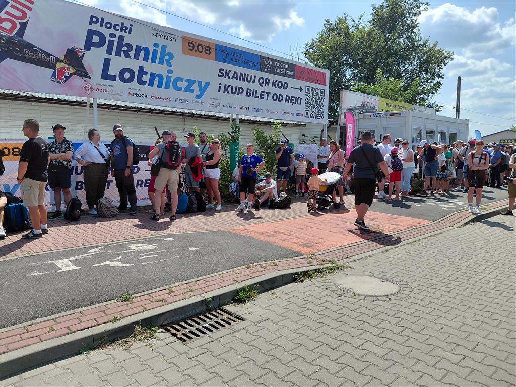 Słodkie lenistwo z pokazami lotniczymi w roli głównej. Rodzinna odsłona Płockiego Pikniku Lotniczego [FOTO]