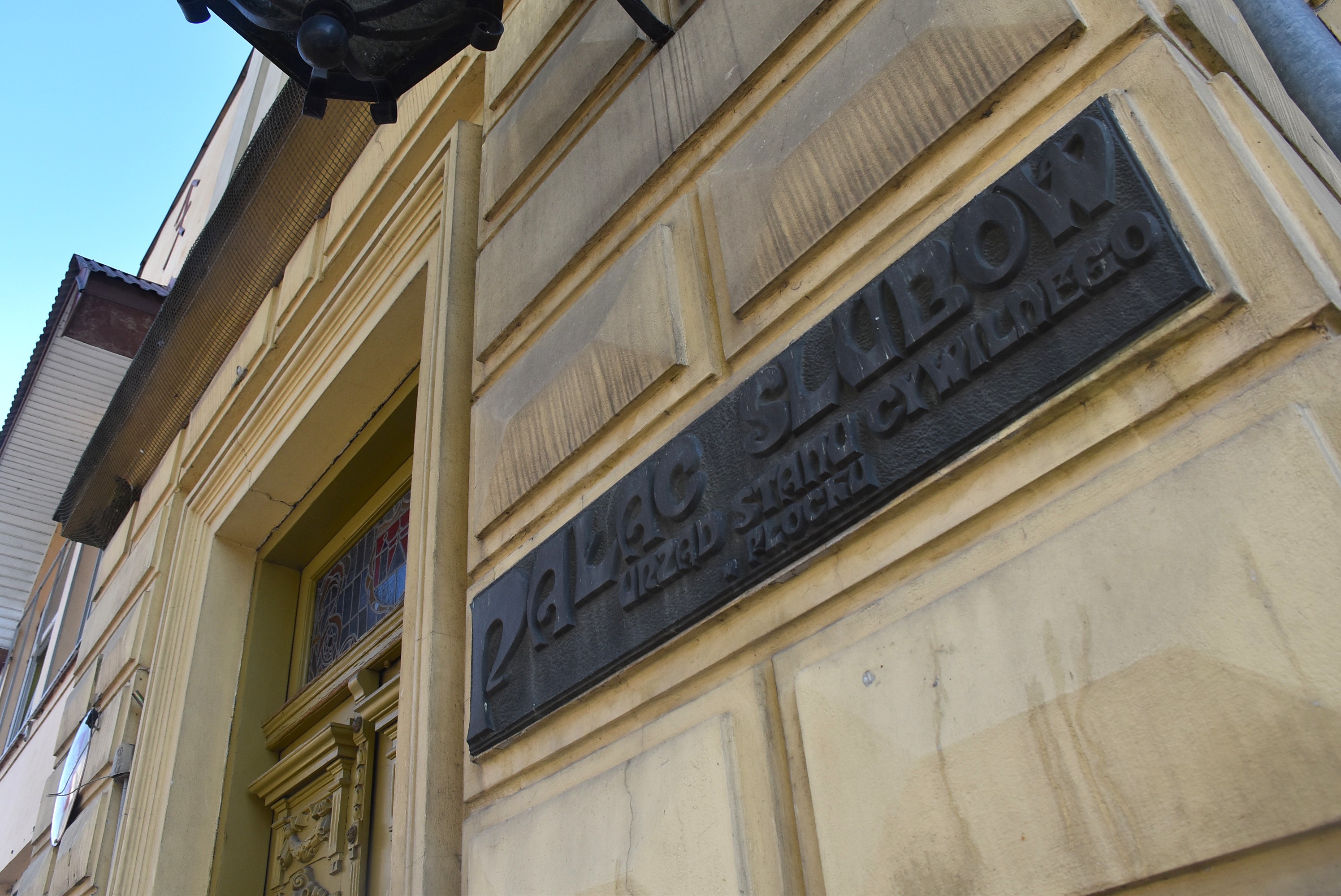 Trwa ślub. Państwo młodzi mają składać przysięgę małżeńską, aż tu nagle…