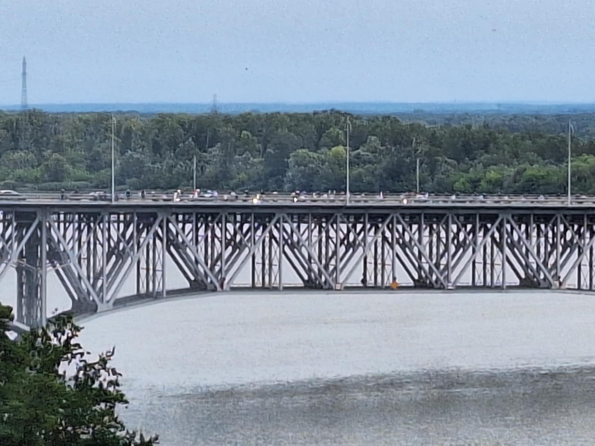 O krok od tragedii na płockim moście. Pijany rowerzysta przewrócił się i przeleciał przez barierkę wprost przed nadjeżdżający pojazd