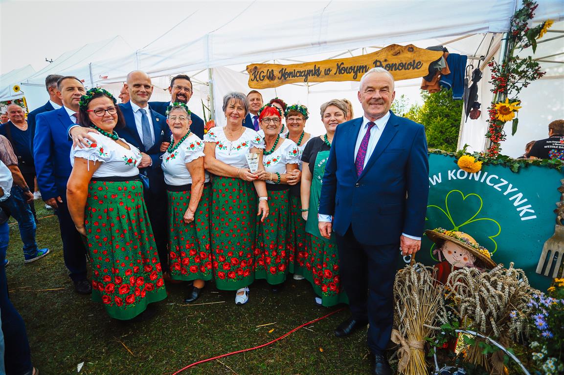 „Niech dobry Bóg wszystkim nam błogosławi, zapewni pokój naszej Ojczyźnie…” – mówił starosta płocki w Brudzeniu Dużym. Dożynki Powiatu Płockiego [FOTO]
