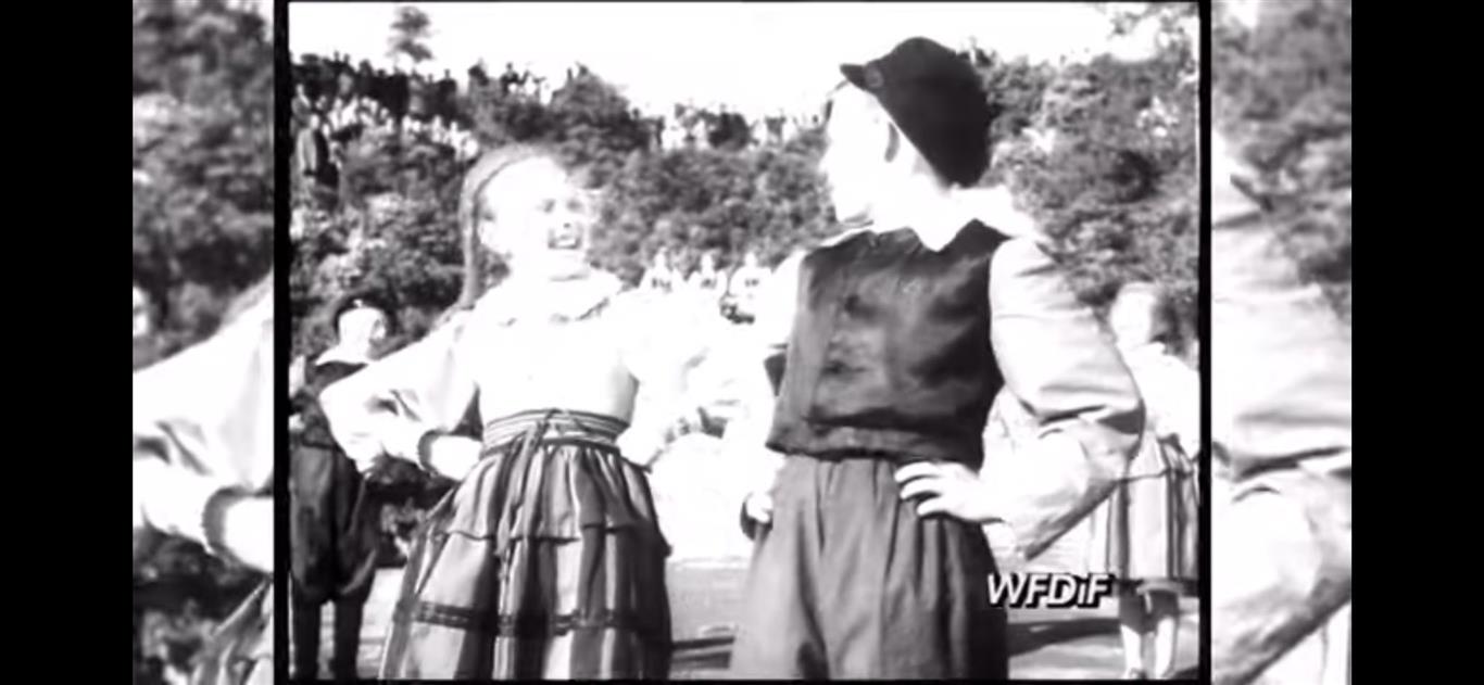 Zmieniają się czasy, lecą lata, a muzyka, śpiew i taniec trwają. Dzieci Płocka zabierają widza w podróż. Padają poruszające słowa… [FILM]