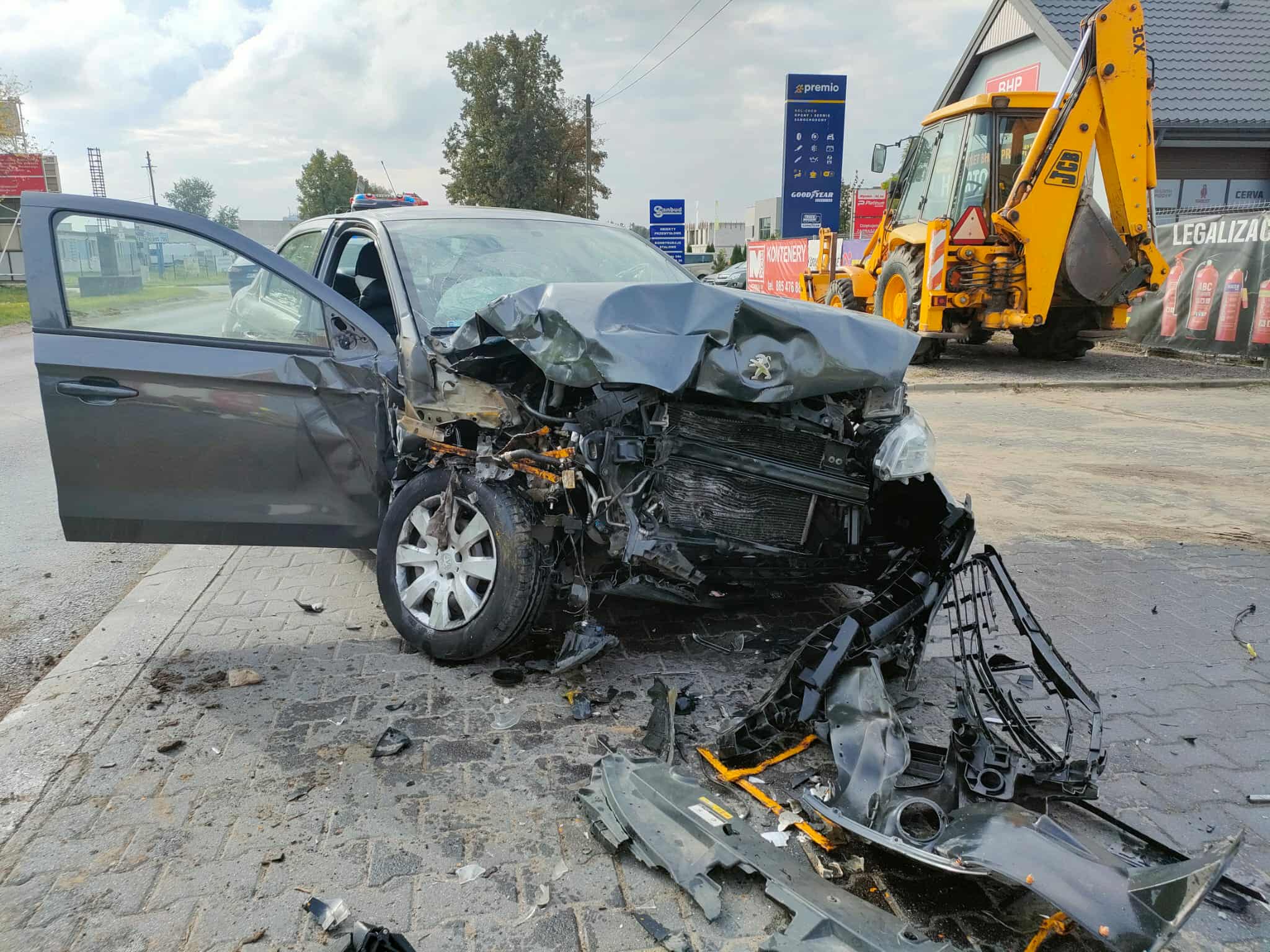 Zderzenie samochodu osobowego z koparką na ul. Zglenickiego w Płocku. 42-latka trafiła do szpitala