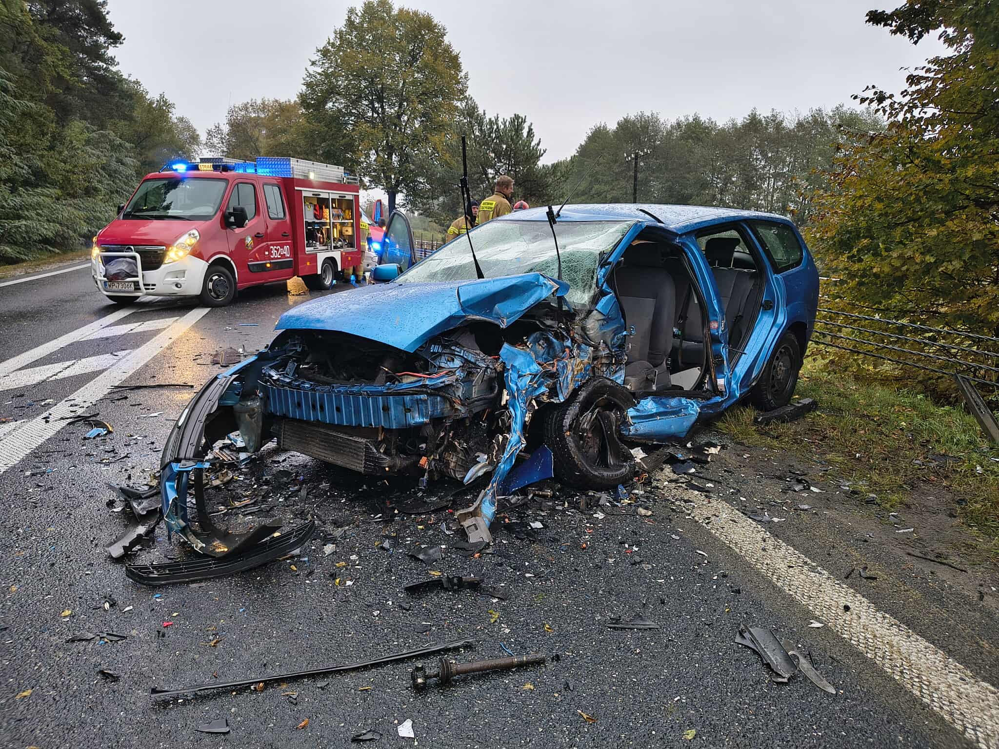 Czołowe zderzenie samochodów w Woli Łąckiej. Pięć osób trafiło do szpitala, w tym dziecko. Policja apeluje!