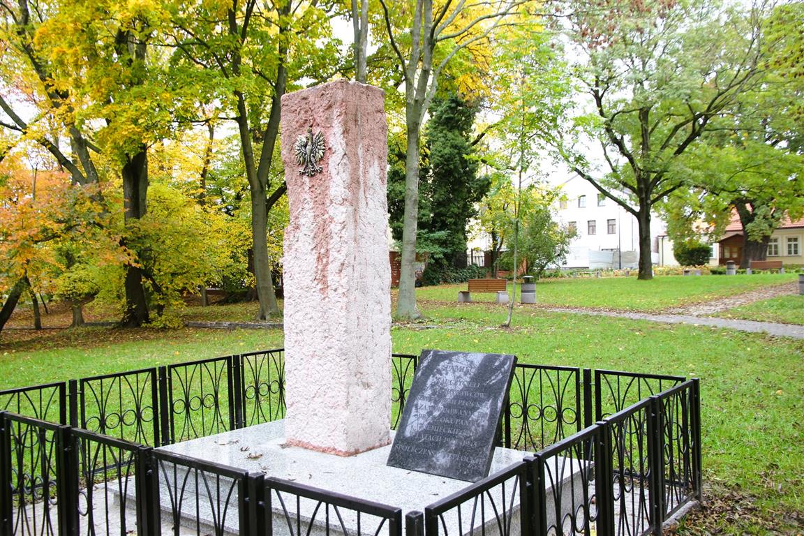 Pomnik ku czci pomordowanych nauczycieli z Płocka i powiatu płockiego przeszedł kapitalny remont. Wykonano szereg prac…