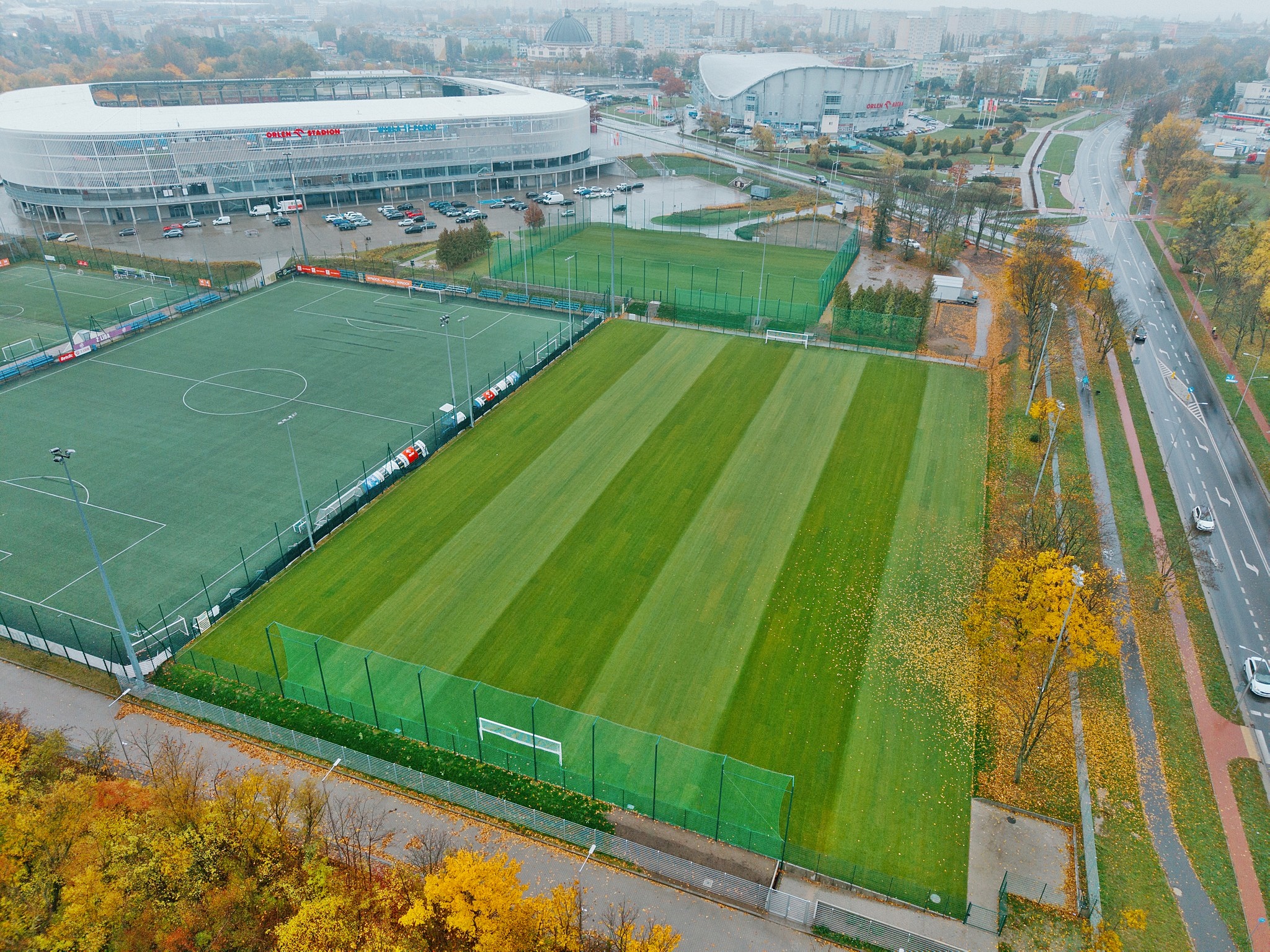Dwa boiska przy Orlen Stadionie już gotowe! Piłkarze Wisły Płock oraz młodzież mają gdzie rozwijać swoje umiejętności