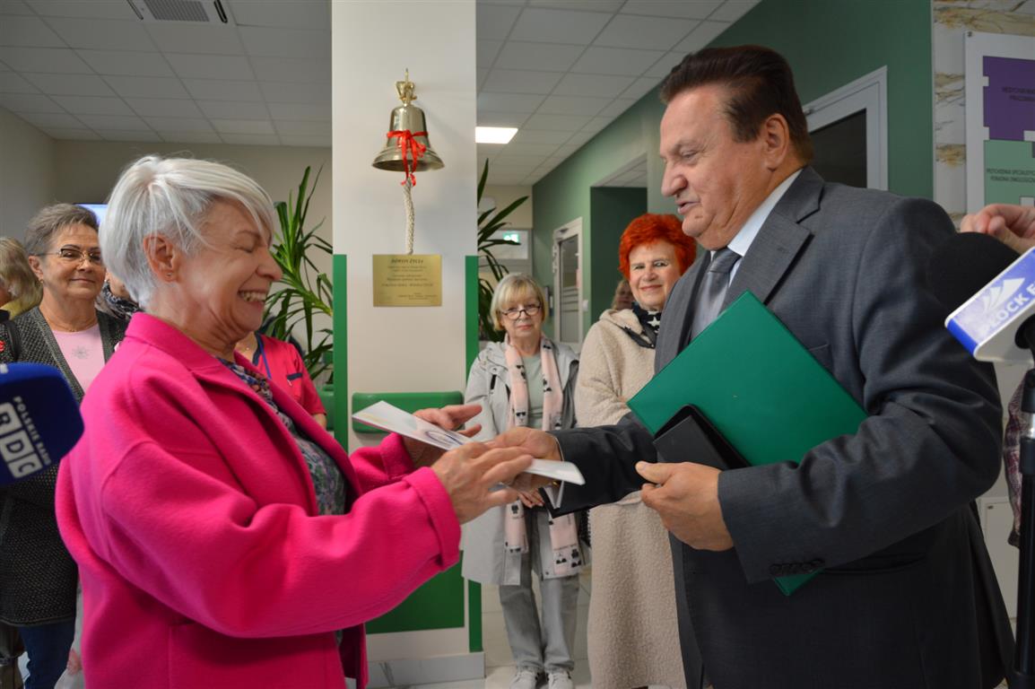 Symbol nadziei i radości… „Dzwon życia” wybrzmiał w Centrum Onkologii Wojewódzkiego Szpitala Zespolonego w Płocku [FOTO]