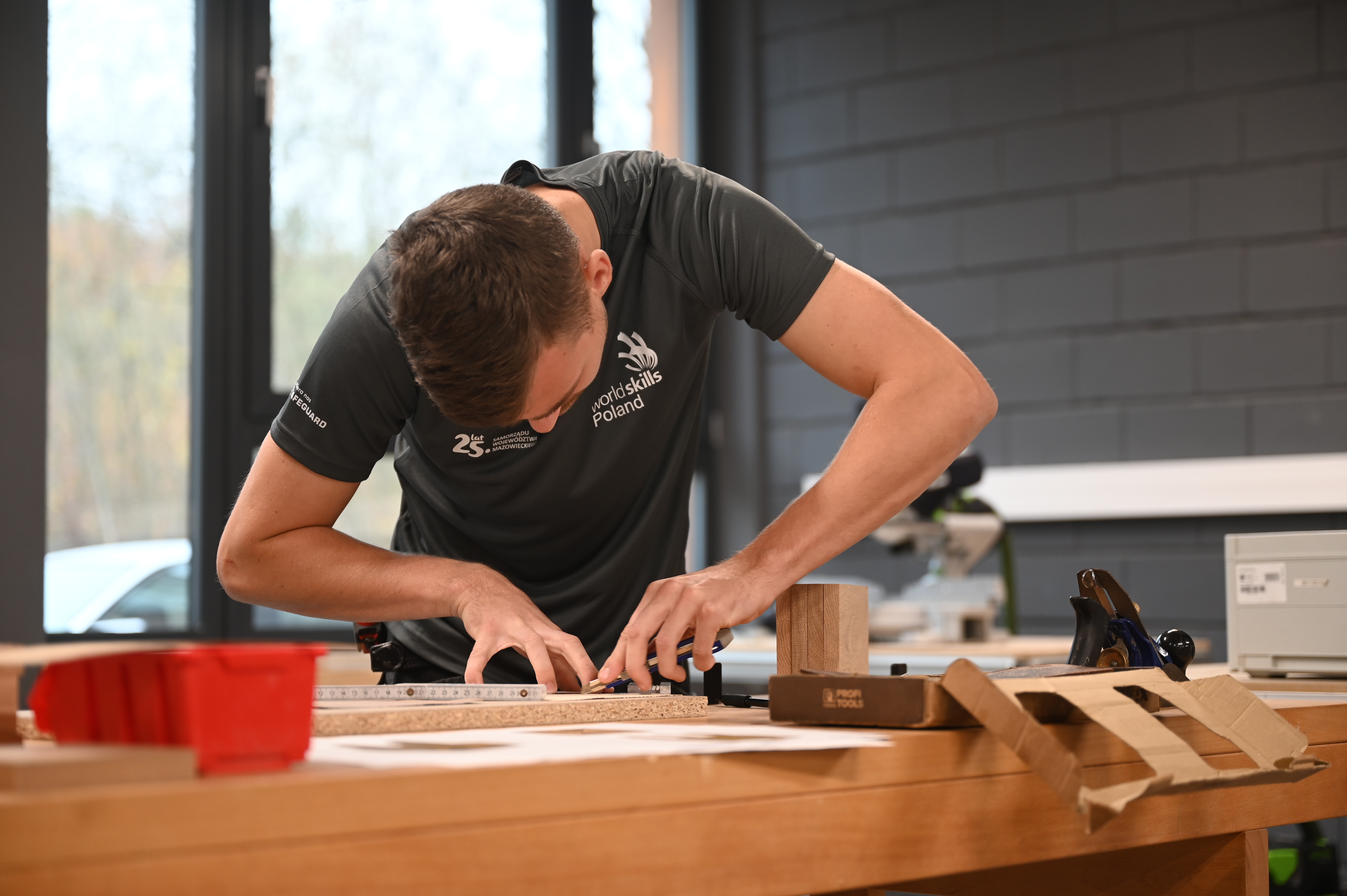 Lepszy fach w ręku niż dyplom uczelni? Technika i szkoły branżowe zyskują na popularności. Jak to wygląda na Mazowszu?