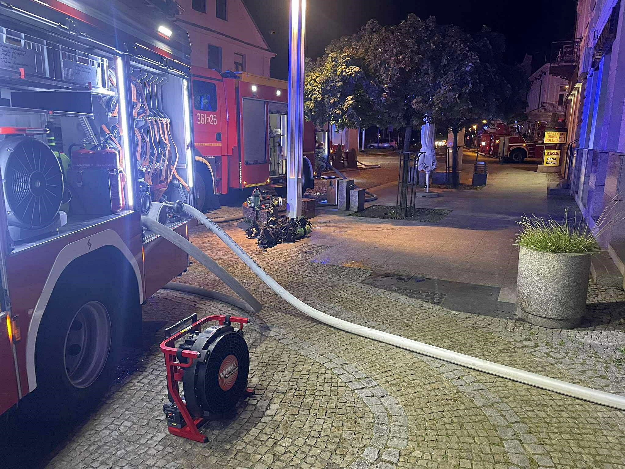 Pożar przy ul. Tumskiej w Płocku. Jedna osoba trafiła do szpitala, 25 ewakuowano z budynku!