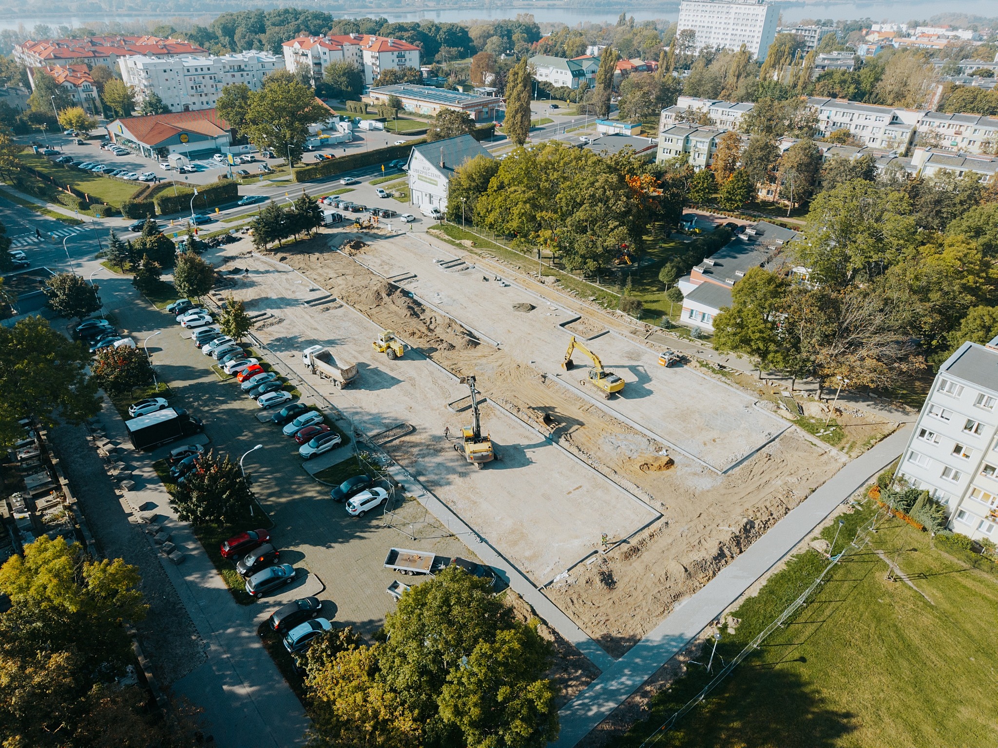 Nowe parkingi przy cmentarzu w Alei Kobylińskiego w Płocku prawie gotowe. Jeden z nich będzie otwarty już na Wszystkich Świętych