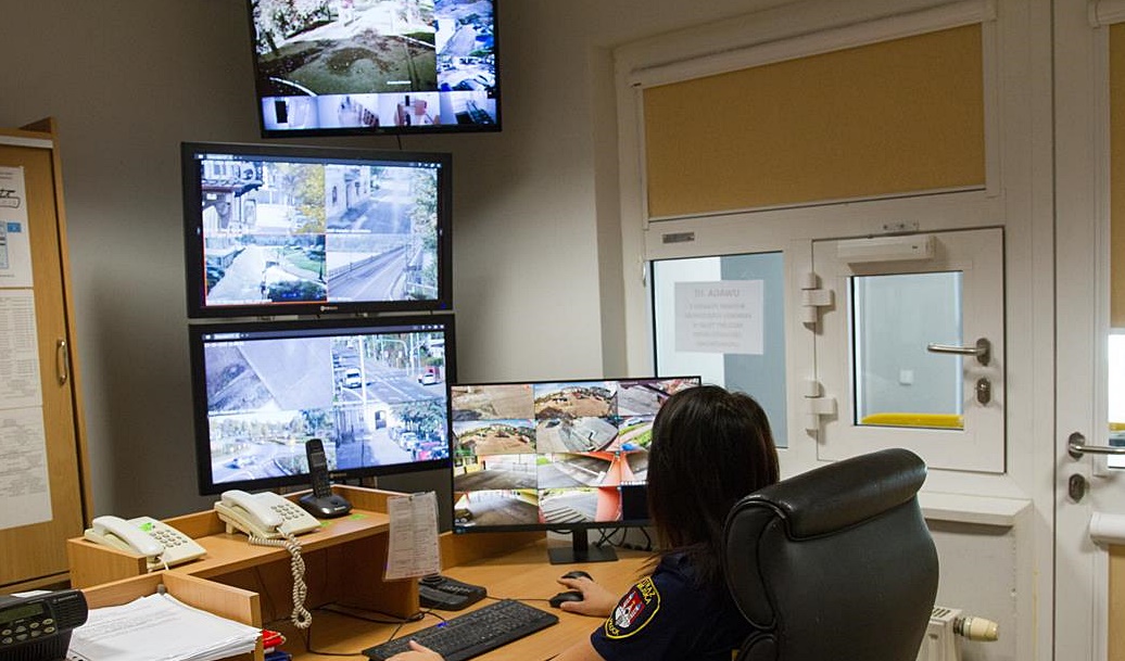 Kamery wyposażone w sztuczną inteligencję na dwóch płockich parkingach. Póki co to najnowocześniejszy monitoring. Widzi 'wszystko’