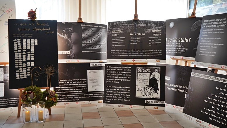 Lekcja historii, którą powinni obejrzeć wszyscy. Jak rodziło się zło? „Czyny, nie słowa…” w Starostwie Powiatowym w Płocku [FOTO]